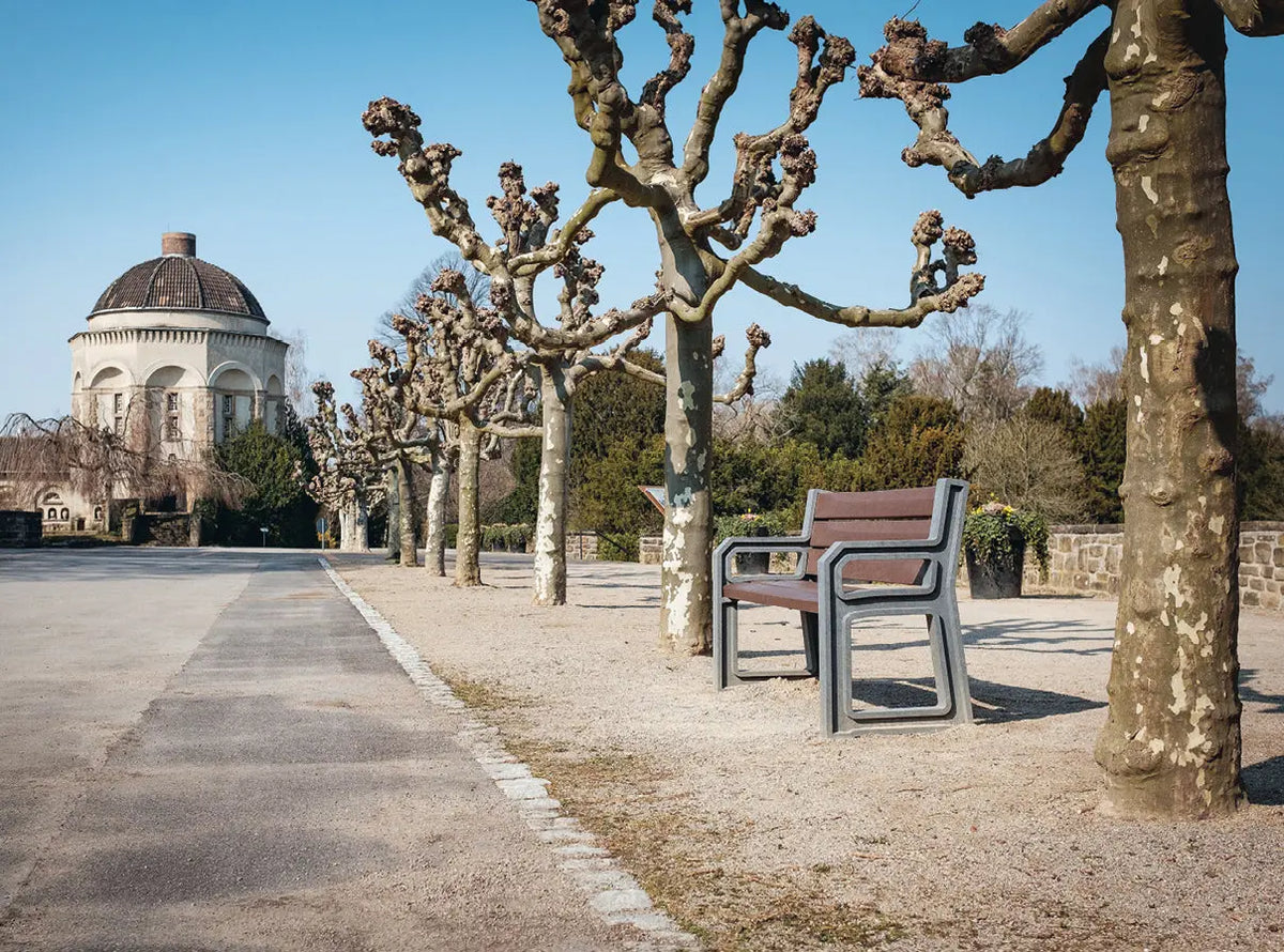 Banc PMR Tarlo en plastique recyclé gris-marron, autre angle de vue – France Collectivités