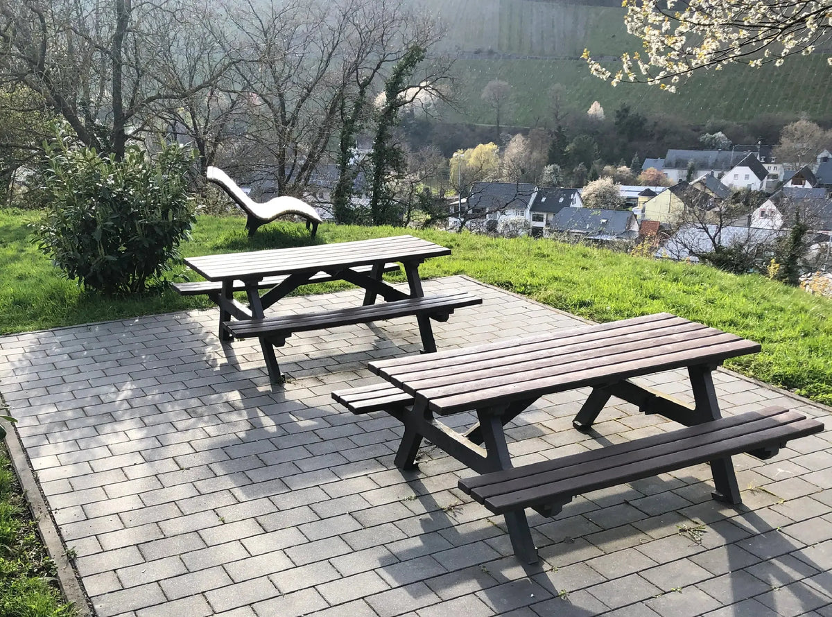 Table Serengeti à bancs solidaires en plastique recyclé, vue d'ambiance – France Collectivités