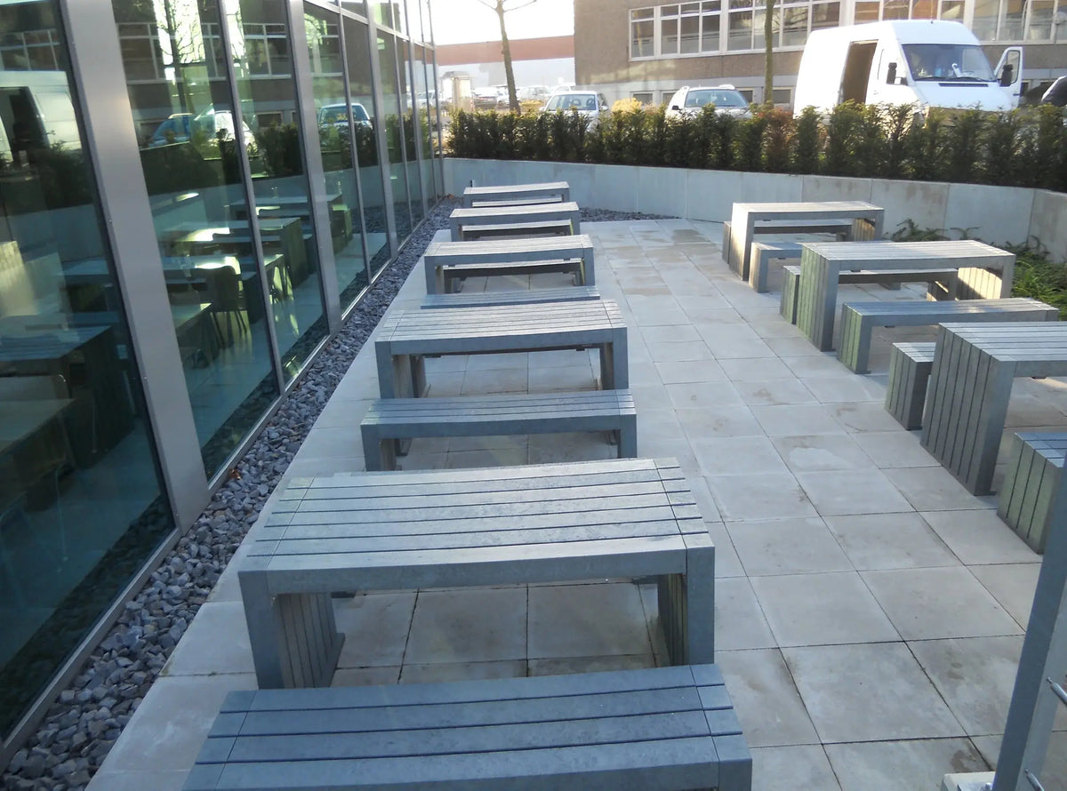 Table Calero en plastique recyclé à plateau massif, vue d'ambiance – France Collectivités