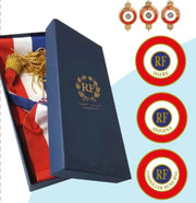 Kit élu avec écharpe tricolore dans sa boîte, insignes pin's et cocardes Maire, Adjoint, Conseiller