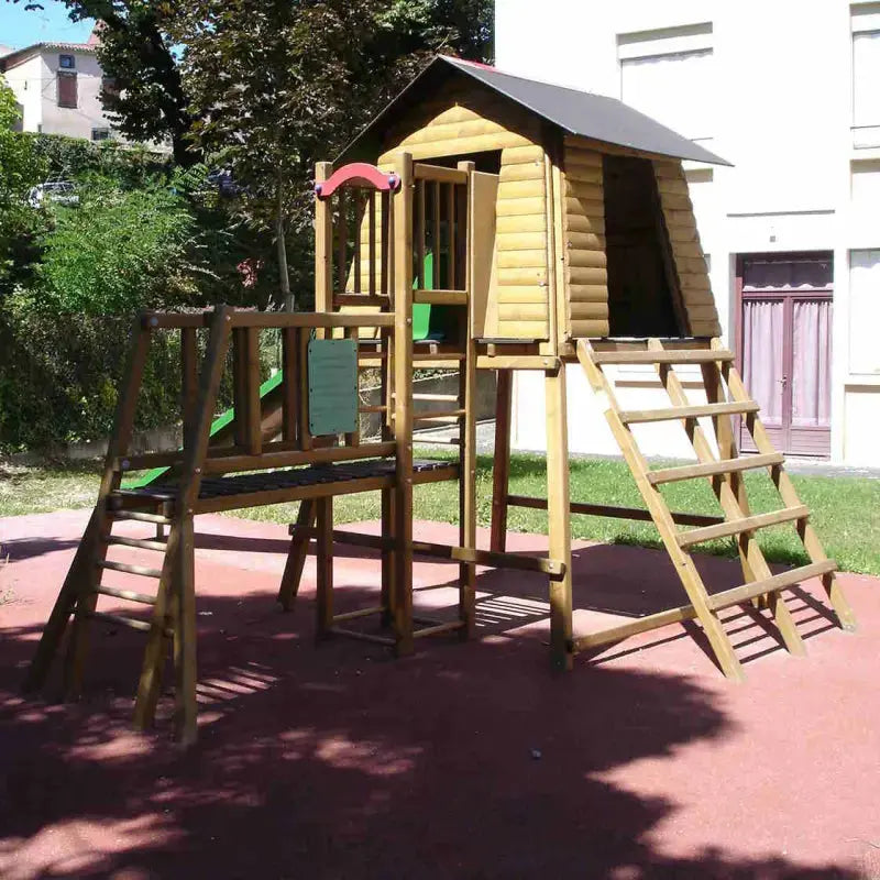 Structure de jeux pour enfants Cabane de l'Ours en bois mise en situation