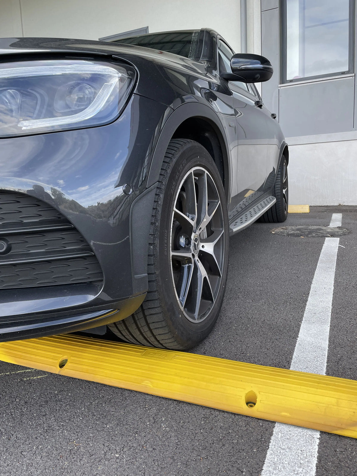 Passe-câble jaune haute visibilité pour voie de chantier
