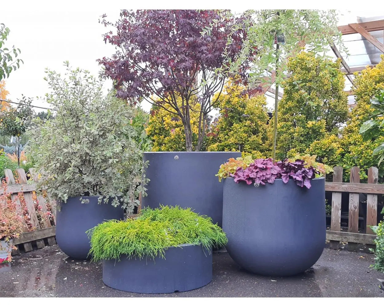 Pot Lune en PEHD durable pour mise en valeur des plantes et espaces verts
