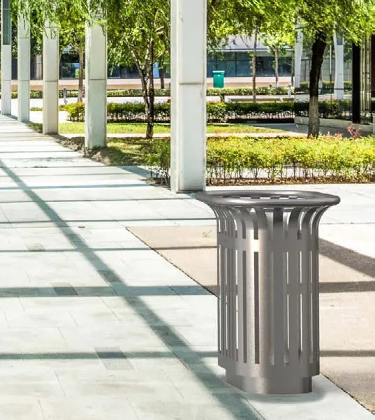 Corbeille Tulipe Extrême en inox 304 brossé dans une allée urbaine arborée