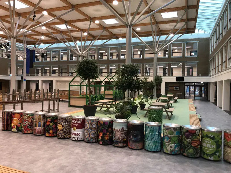 Poubelles baril en métal regroupées en point de collecte extérieur – France Collectivités