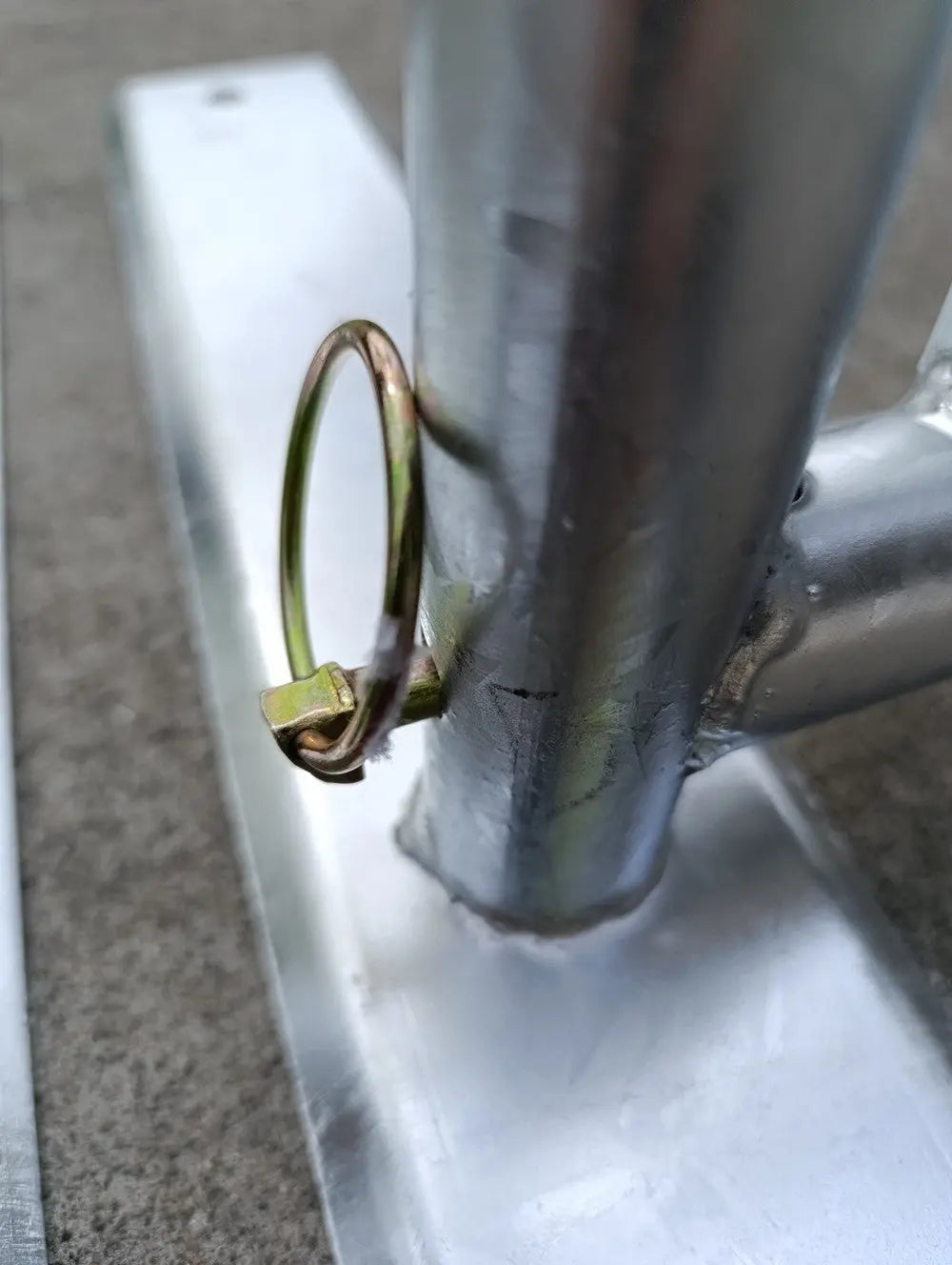 Détail du pied amovible goupillé du rack vélo 11 places