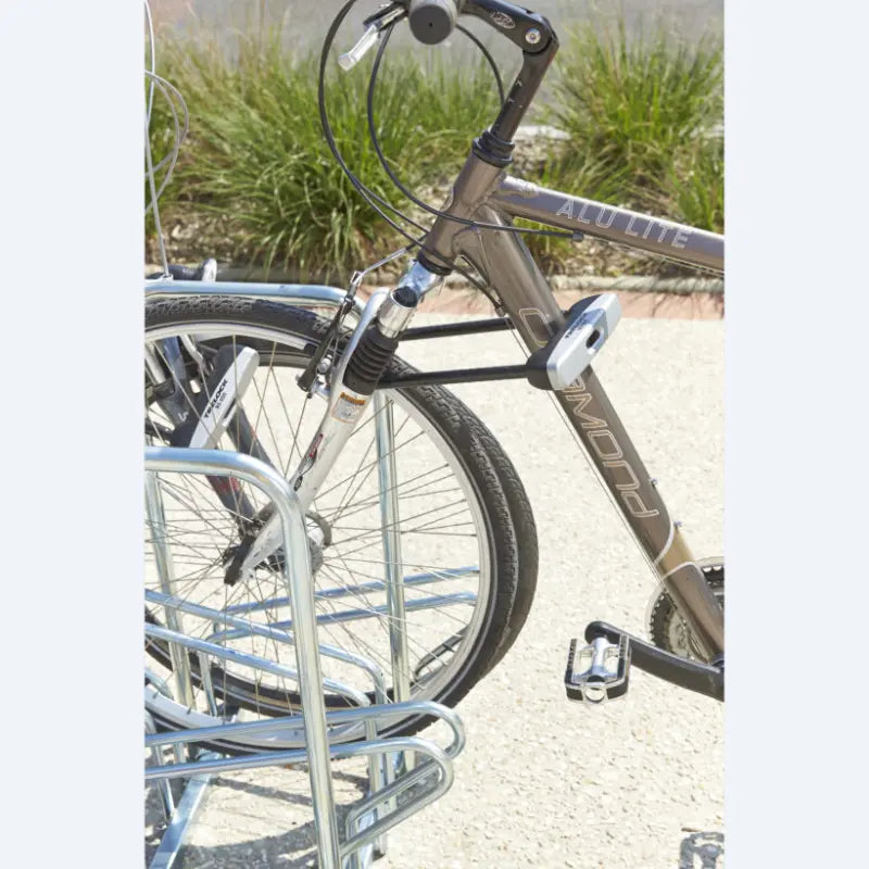 Range vélo face à face Mottez avec arceaux pour cadenasser les cadres