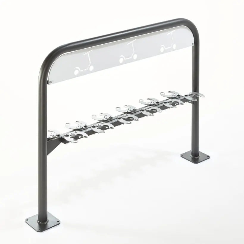 Range 12 trottinettes en acier avec système antivol par pince pour sécurisation des deux-roues