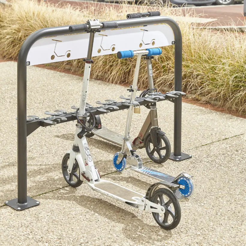 Support de stationnement 12 trottinettes avec fixation sur platines 15 x 15 cm et structure acier renforcée