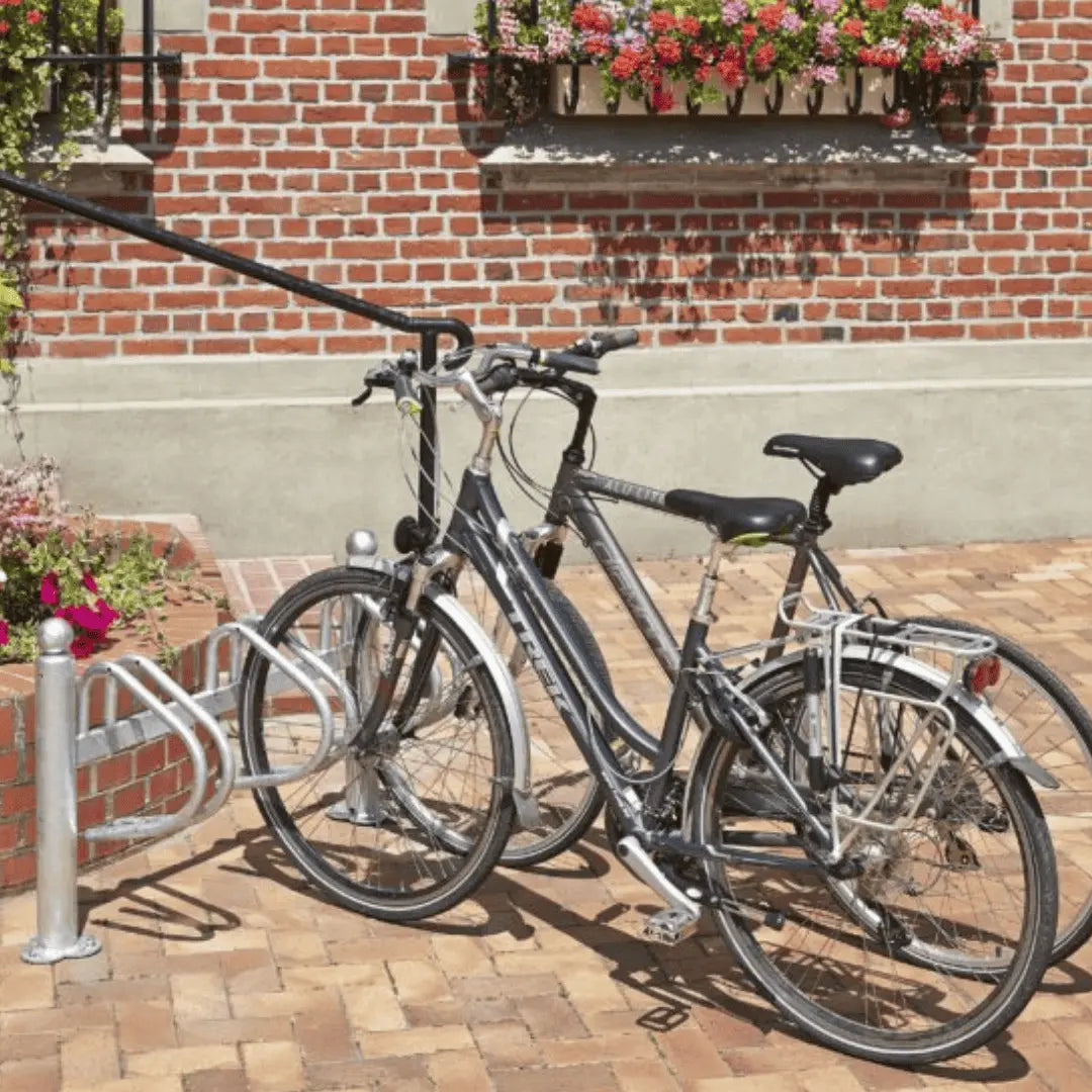 Deux vélos stationnés sur le râtelier New York galvanisé Mottez