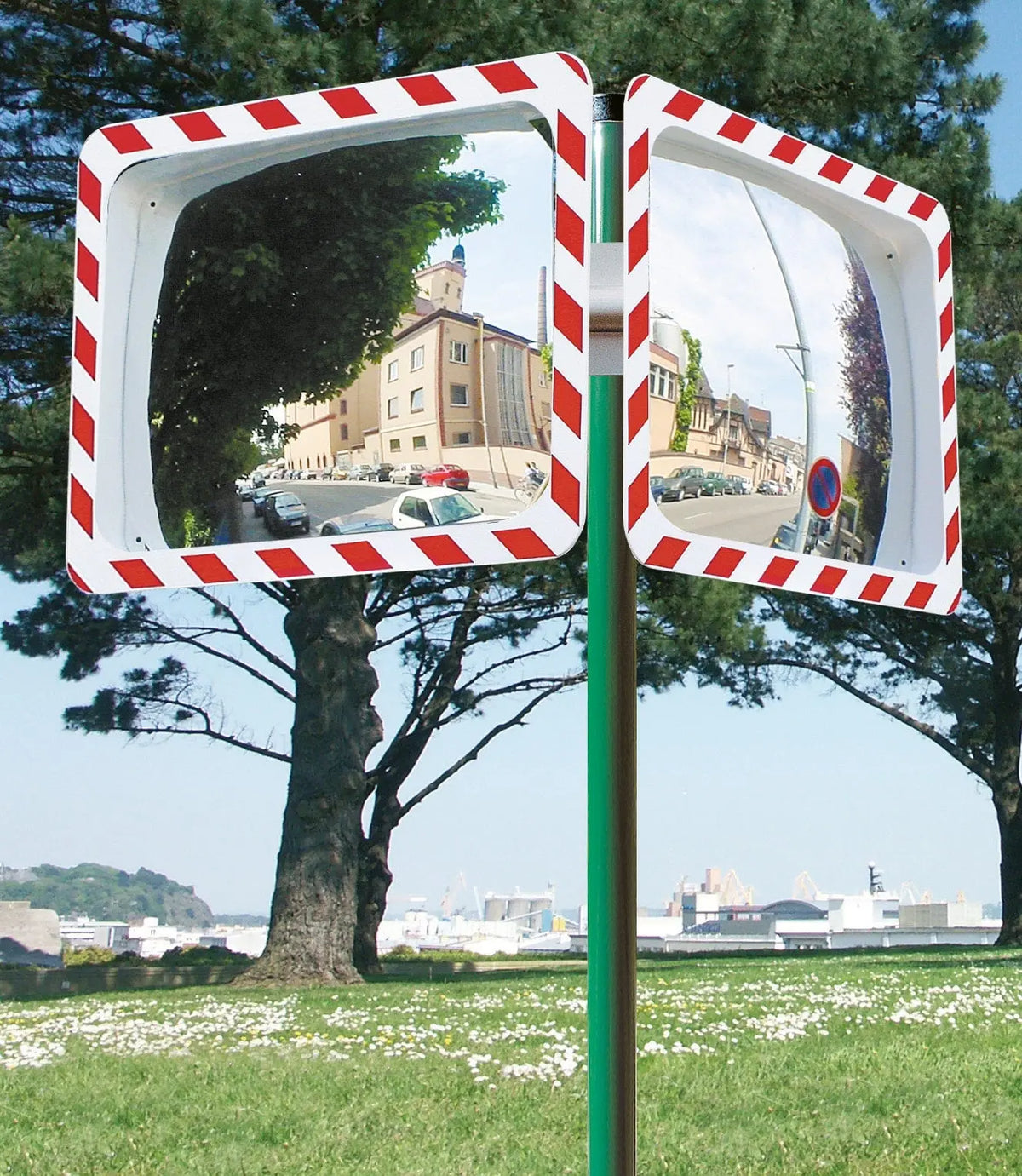 Support en croix galvanisé portant deux miroirs de sécurité sur un même poteau