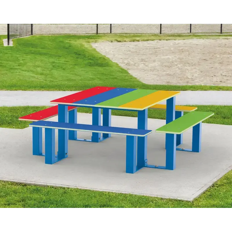 Table de pique-nique compacte pour enfants installée dans une cour d’école ou un parc, avec assises et plateau colorés favorisant les activités collectives en extérieur.