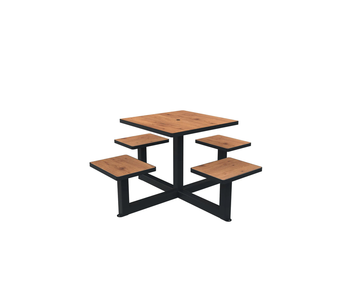 Version trou de parasol de la table carrée 4 places en compact pin tyrol