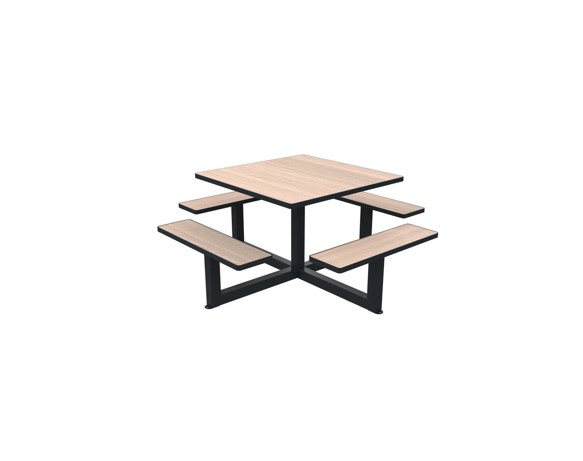 Table carrée Orpin 8 places, deux assises compact chêne clair sur chaque côté