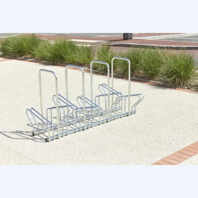 Vélos garés des deux côtés du râtelier hollandais antivol Mottez