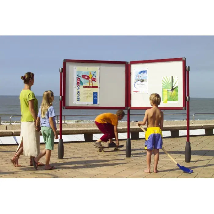 Porte levante en PMMA à vérins de la vitrine Antarès sur piètement – France Collectivités