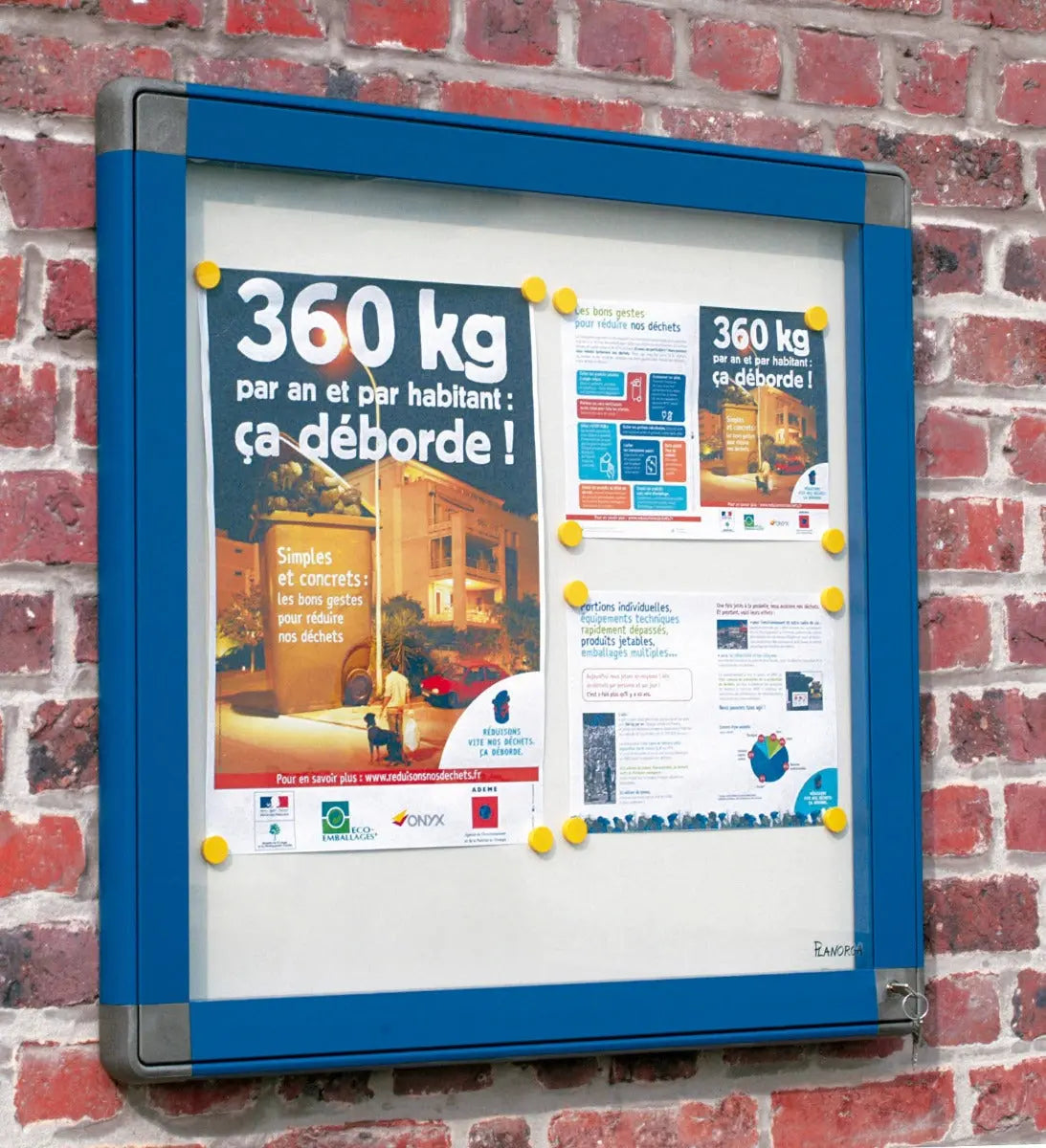 Vitrine d'extérieur Antarès - porte battante france collectivités