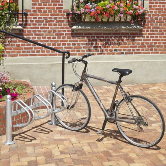 Découvrez le râtelier New York, disponible pour 3, 5 ou 10 vélos, avec un design moderne et élégant. Entraxe 38 cm, finitions galvanisées ou peintes, robuste et pratique pour un rangement côte à côte ou face à face.